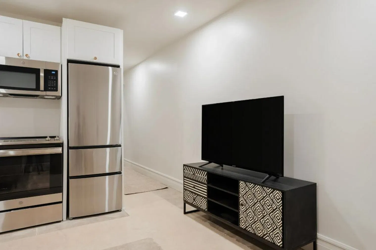 1 bed, 1.0 bath, 301 sqft, $3,889 — Photo 3
