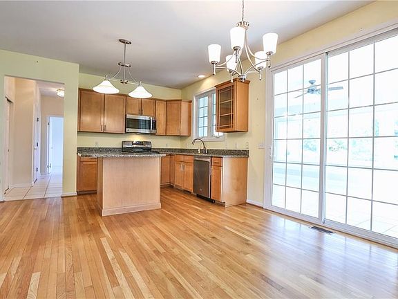 4th image of 7 Berrywood Cir