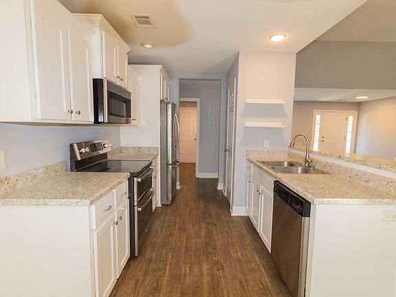 5th image of 218 Stillwater Dr