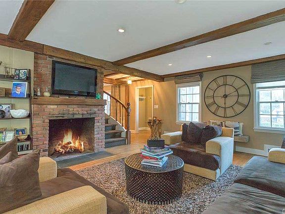 3rd image of 10 Brookside Dr