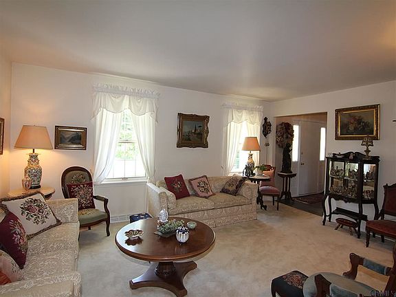 3rd image of 141 Acorn Dr