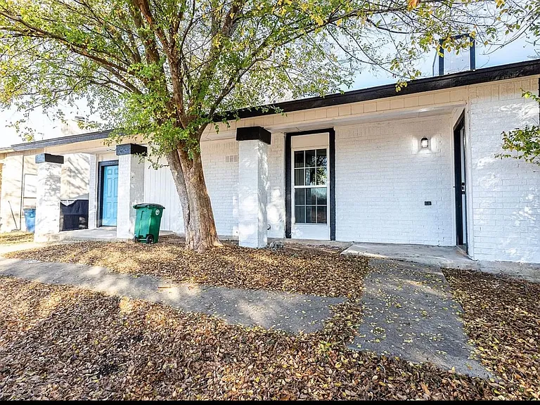 4900 E Stassney Ln — Photo 2