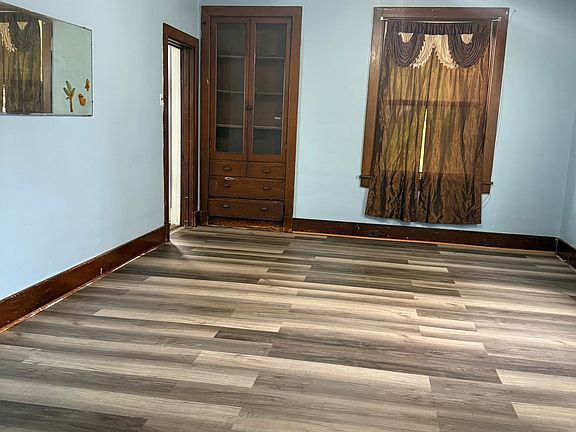 5th image of 882 McIntire Way