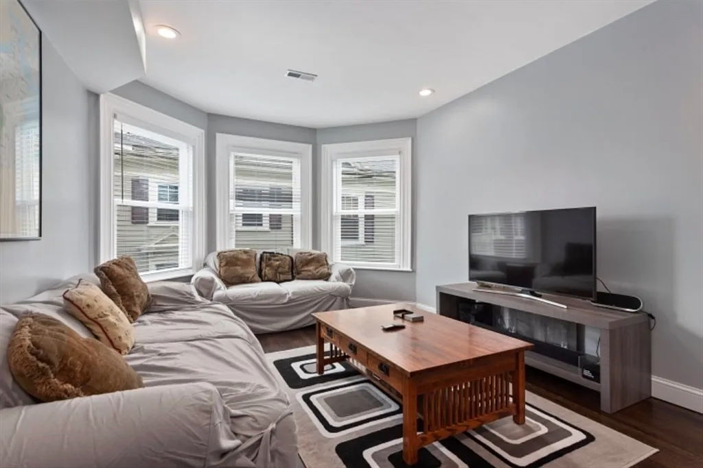 3 bed, 1.0 bath, 1394 sqft, $3,400 — Photo 2