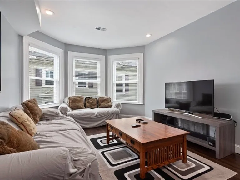 7 Abbotsford St #2 — Photo 2
