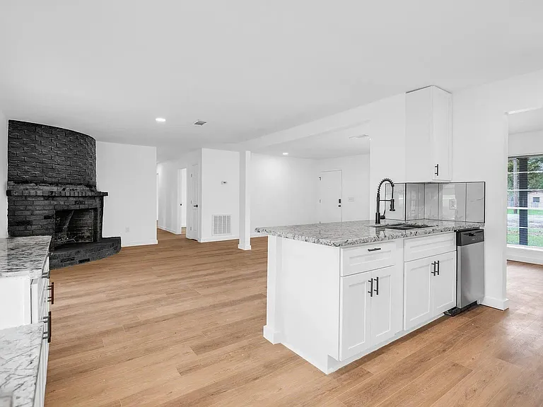 290 E Smith St — Photo 13