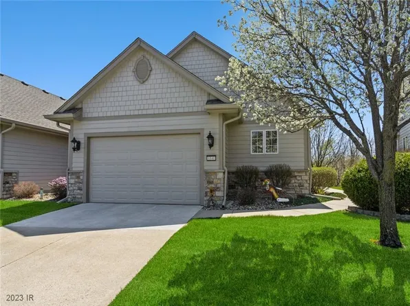 8840 Stonepointe Ln, Johnston, IA 50131