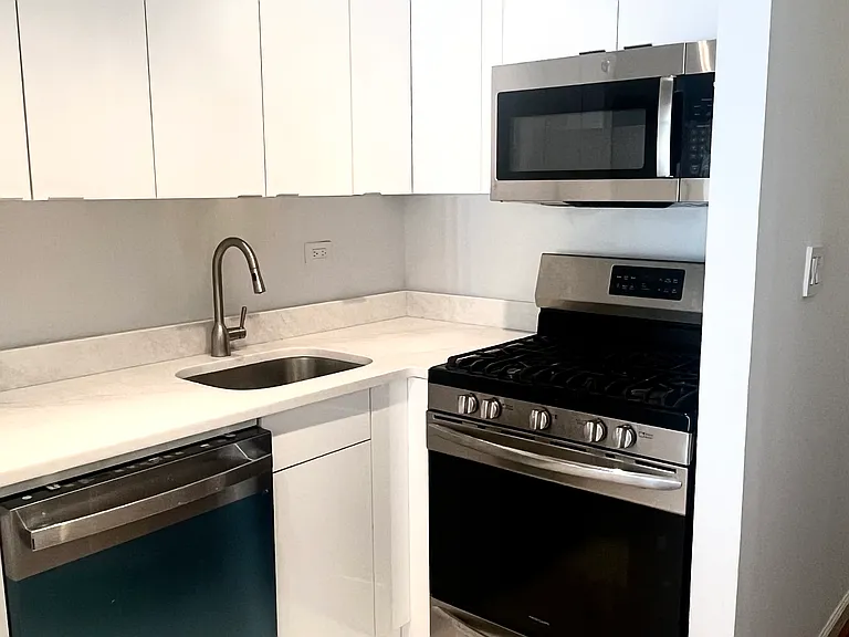 222 W 14th St #2E — Photo 6