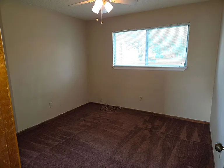 922 W Texas Ave — Photo 8