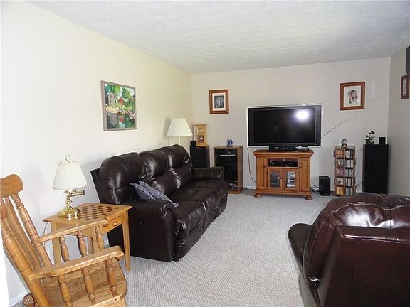 2nd image of 27 Tree Top Ln
