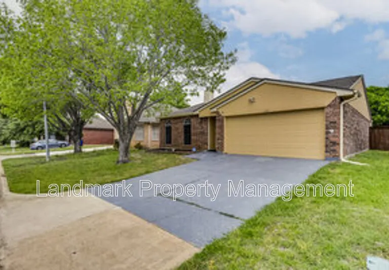 625 Hollyberry Dr — Photo 4