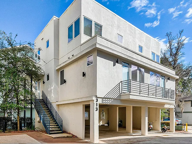 Lyons apt