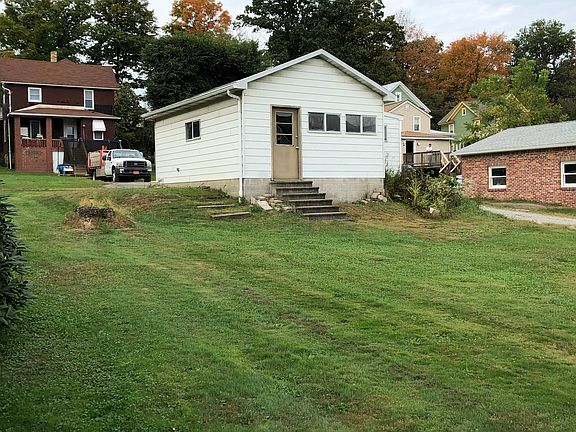 Detached garage w/workshop