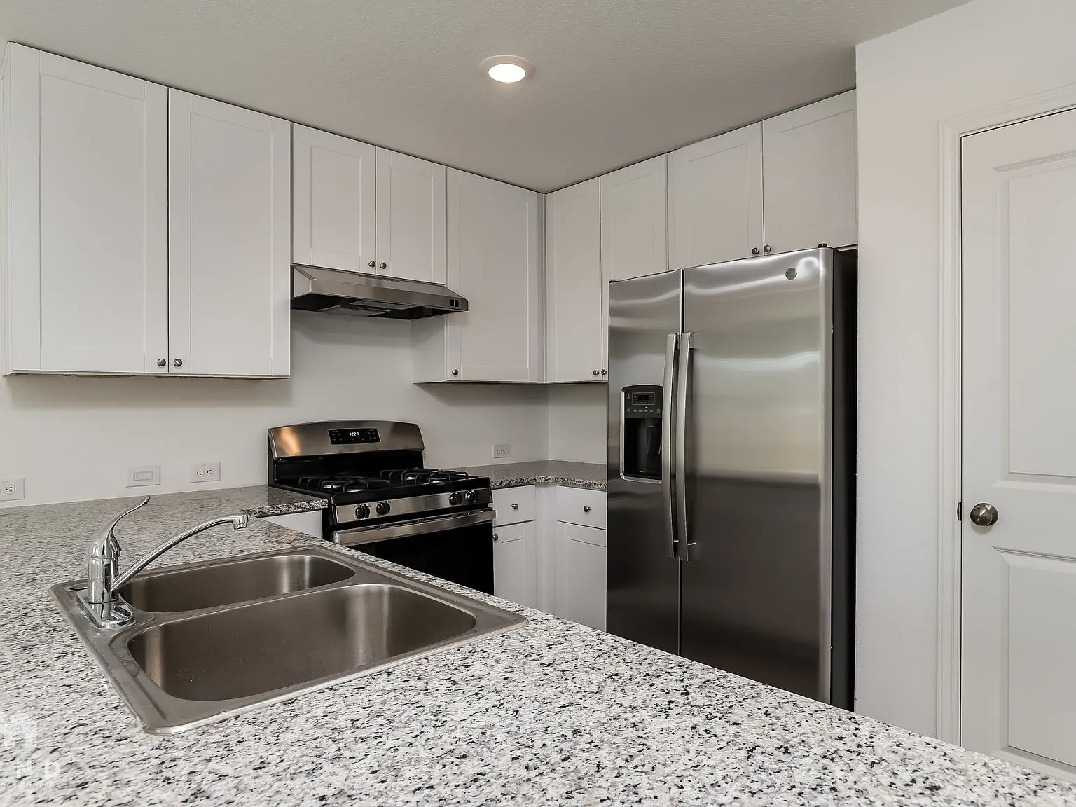 3 bed, 2.0 bath, 1189 sqft, $1,300 — Photo 3