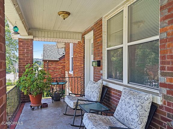 4th image of 608 Waverly St