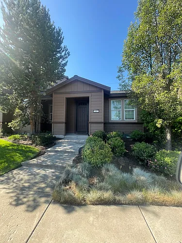641 SW Peak View Pl Photo 1