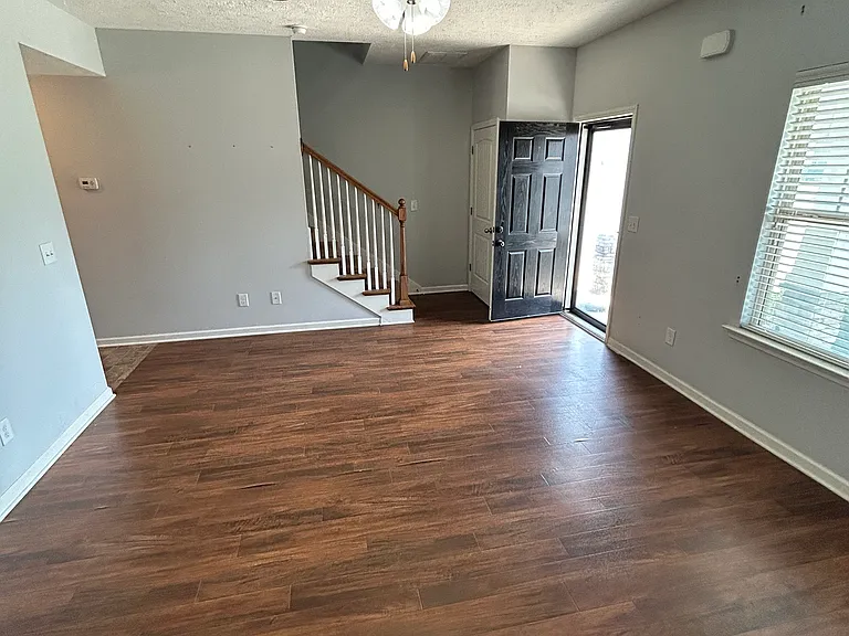 1567 Sprucedale Dr — Photo 7