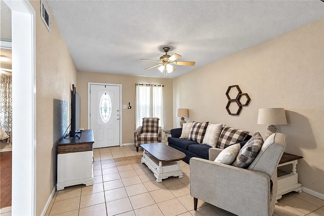 2 bed, 841 sqft, $1,135 — Photo 3
