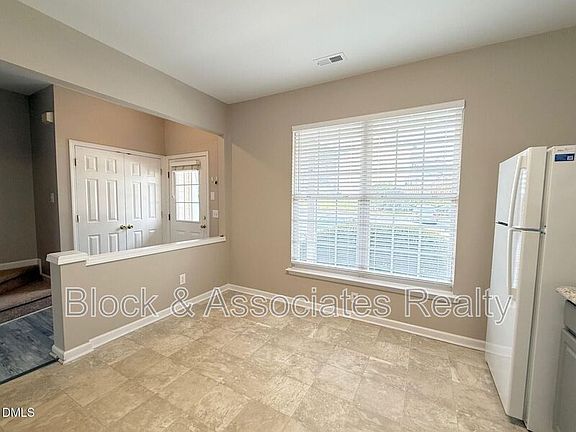 5th image of 412 Canyon Lake Cir