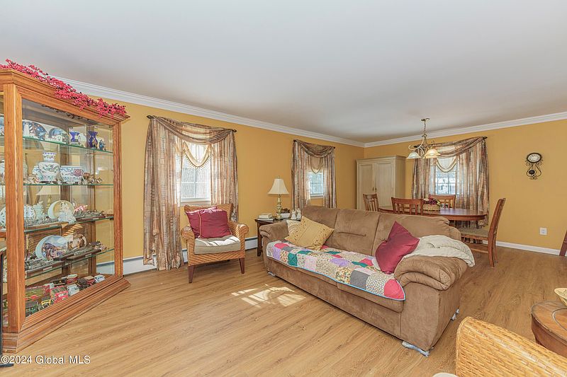 5th image of 16 Pinewood Drive