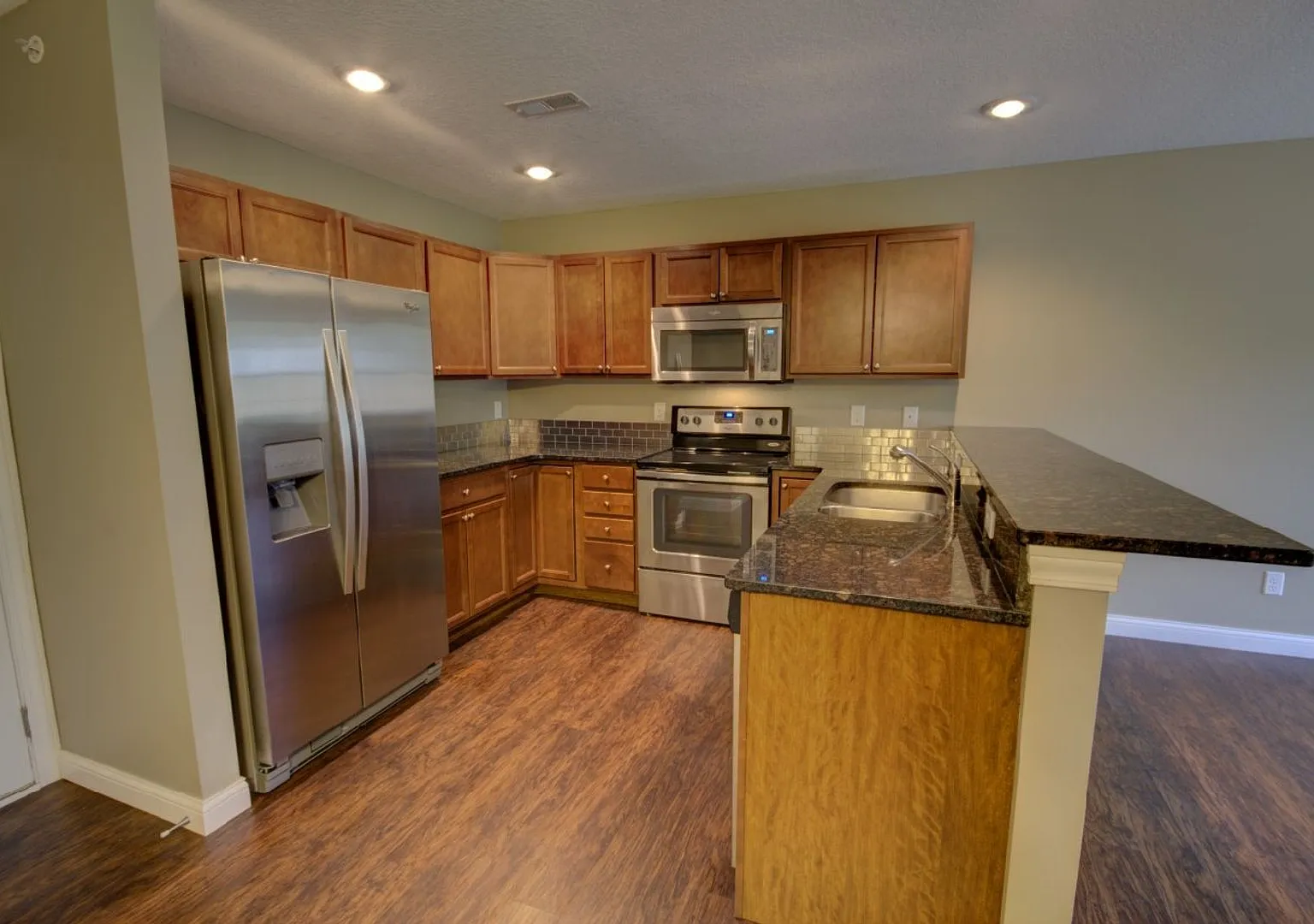 Gorgeous 3 Bedroom Townhome — Photo 2