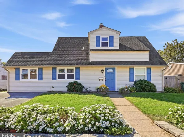 55 Autumn Ln, Levittown, PA 19055
