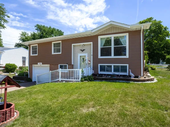 1964 N Oak St, Bettendorf, IA 52722