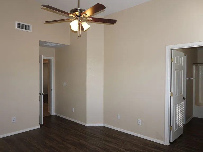 2201 S Saint Suzanne Dr — Photo 29