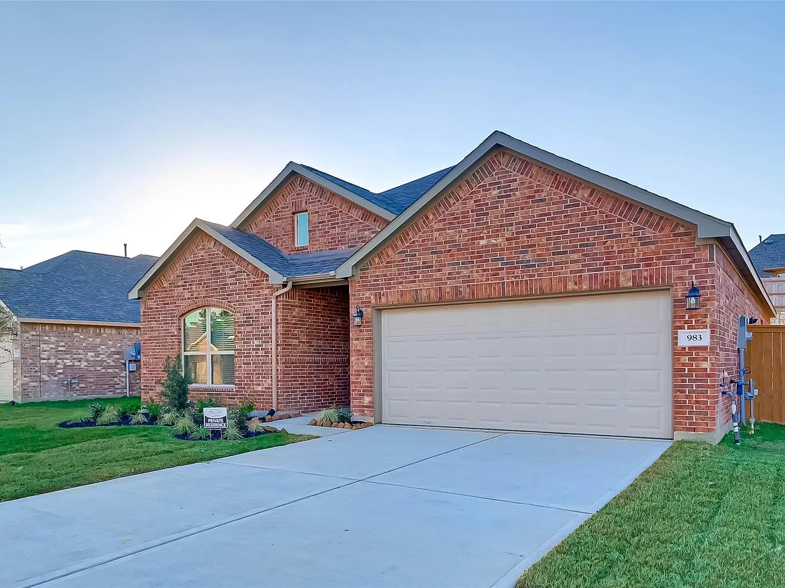 3 bed, 2.0 bath, 1829 sqft, $2,200 — Photo 2