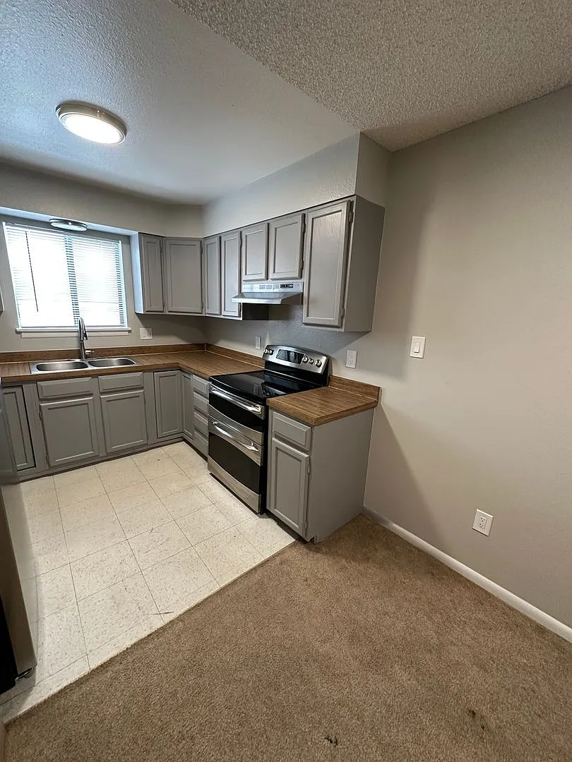 Regency Apartments 4809 — Photo 3