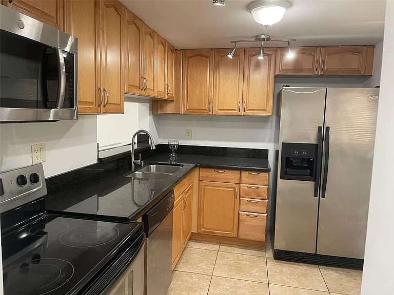 8065 SW 107th Ave #108 — Photo 6