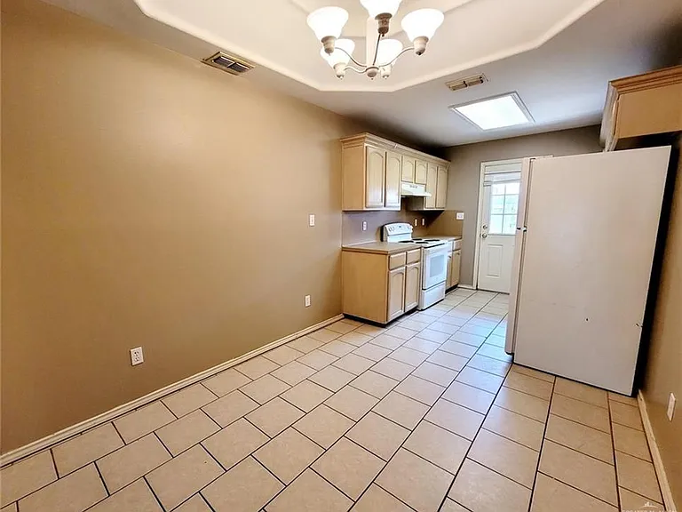 2402 Tahiti Dr #6 — Photo 9