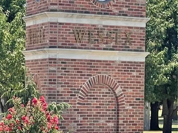 1523 Strawberry Flds #9, El Reno, OK 73036
