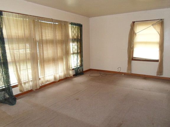 3rd image of 416 Belvedere Cir