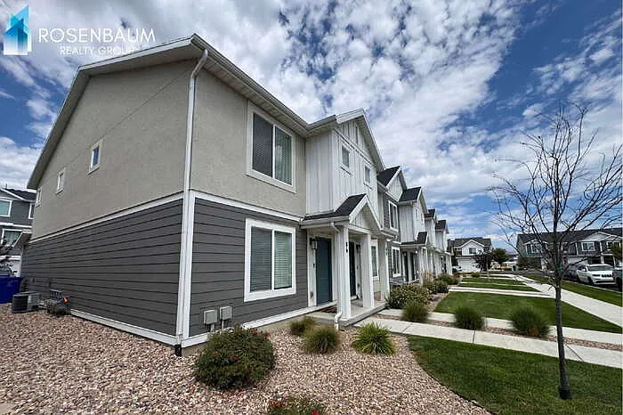3 bed, 2.0 bath, 1323 sqft, $1,945 — Photo 4