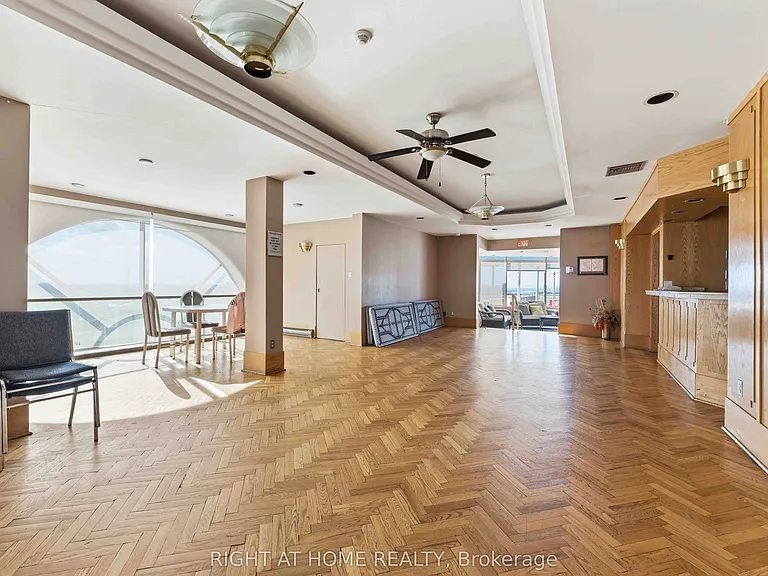 2759 Carousel Cres #911 — Photo 5
