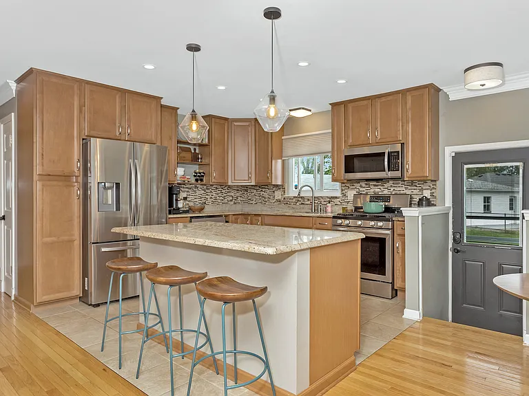 905 Parliament Ave — Photo 9