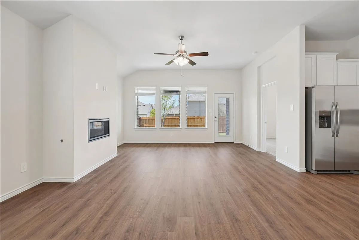 4 bed, 2052 sqft, $2,195 — Photo 4
