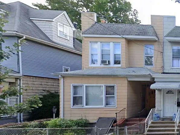 7226 73rd St, Ridgewood, NY 11385
