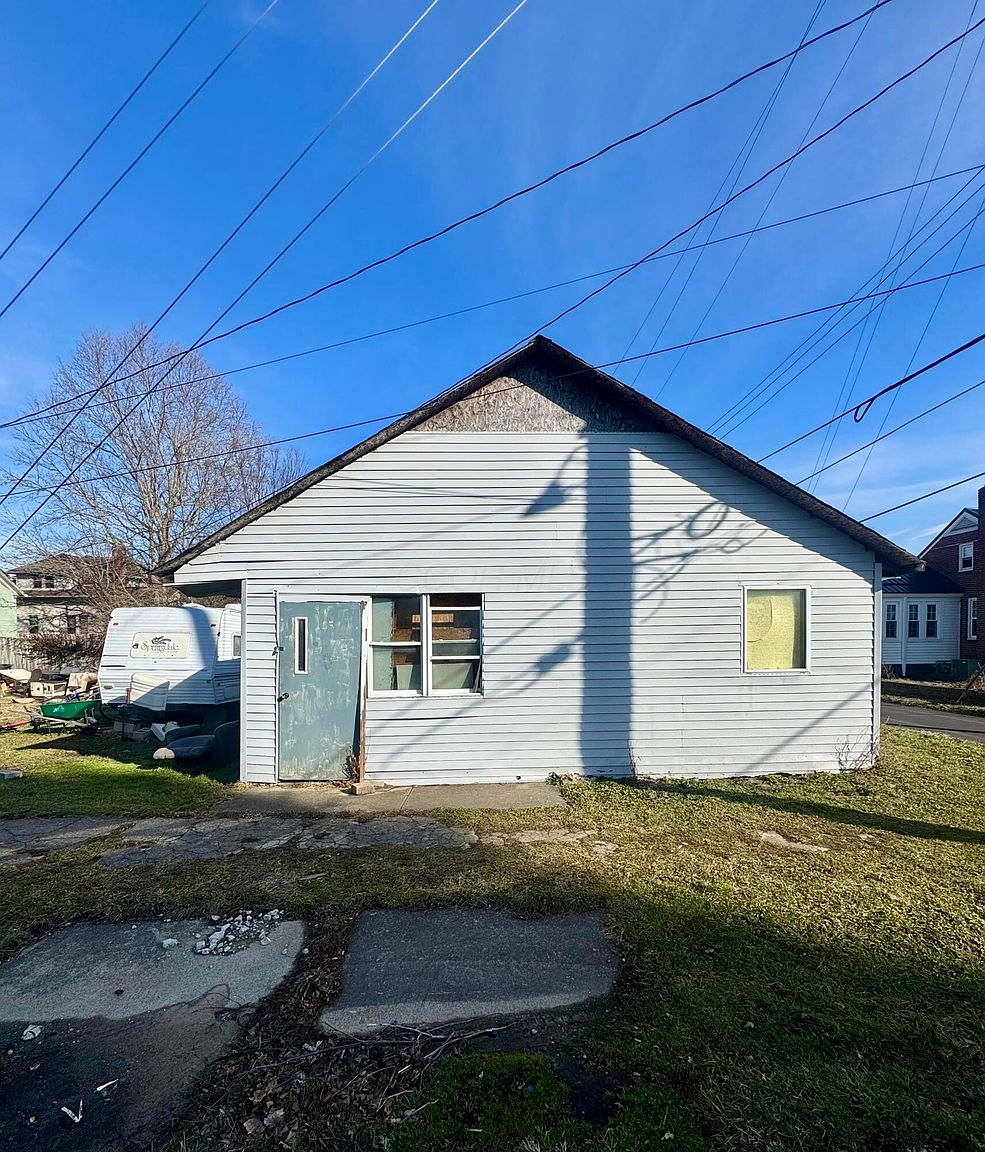 Listing photo 3 for 358 Mirabeau St