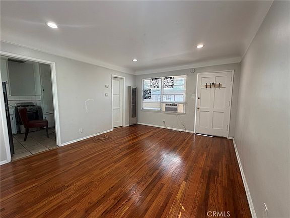 4th image of 5646 3/4 Farmdale Ave