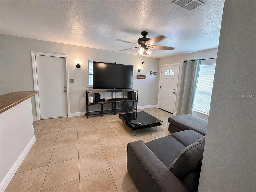 3 bed, 1.0 bath, 1014 sqft, $1,995 — Photo 3