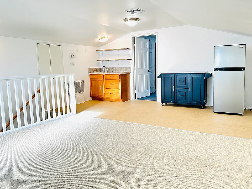 1111 Scofield Dr #UPPER