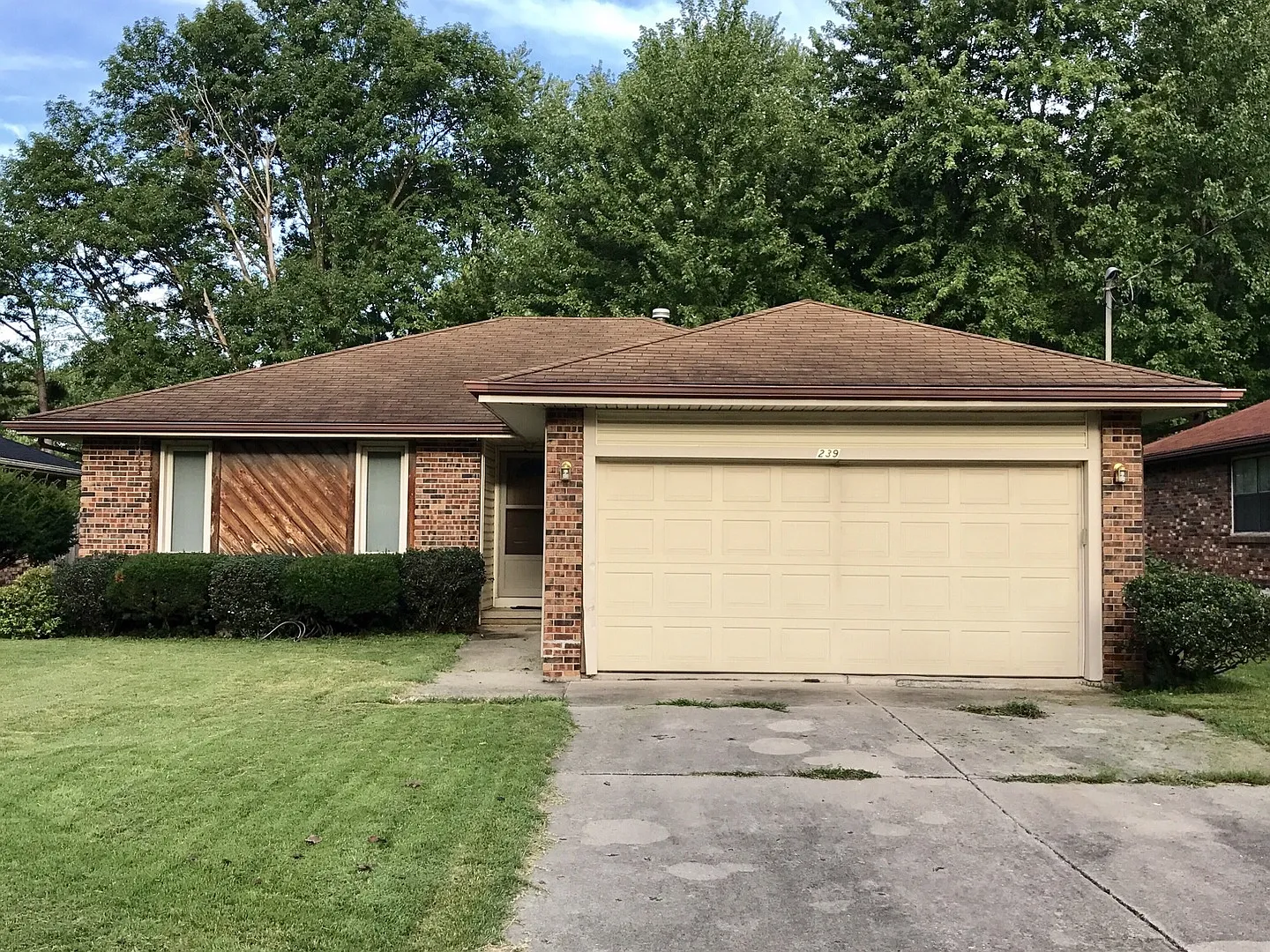 3 Bedroom - 1.5 Bathroom Home In Se Springfield Great Location! — Photo 1