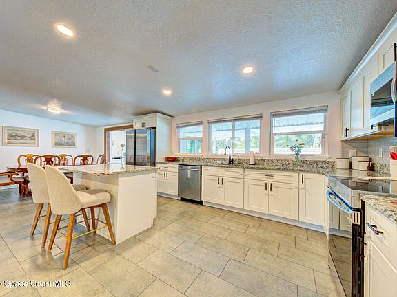 2nd image of 1700 N Lilac Cir