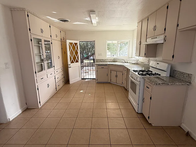 325 Fallbrook Ave — Photo 2