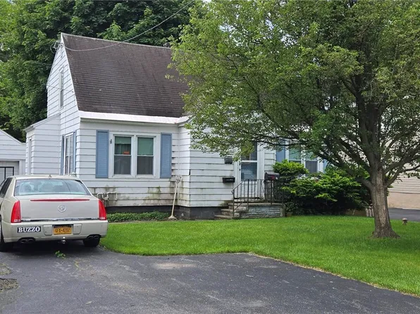 216 Melrose Dr, North Syracuse, NY 13212
