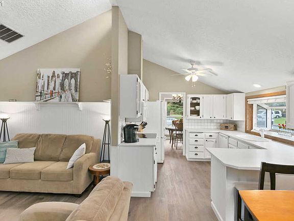 5th image of 2820 SE Brodiaea Ct