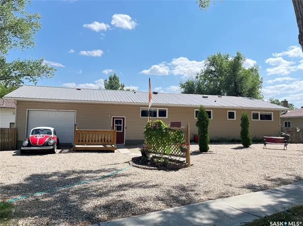 202 Hood Street, Maple Creek, SK S0N 1N0