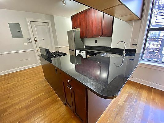 4th image of 132 Thompson St APT 28